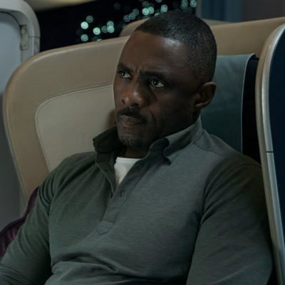 Идрис Эльба оказывается на борту самолета с террористами в трейлере &laquo;Захваченного рейса&raquo;