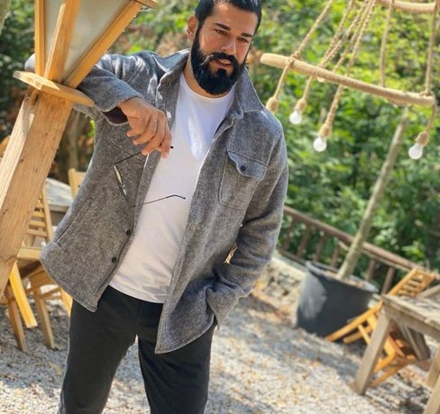 Турецкие угощения, часы ожидания и обезумевшие фанатки. Бурак Озчивит устроил званый ужин в Москве