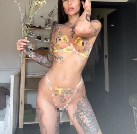 Недавно ставшая мамой жена Гуфа демонстрирует аппетитные формы в полупрозрачном белье