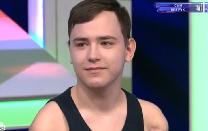 Пишет ногами, мечтает водить машину и обнять маму. Судьба 16-летнего Дениса, лишившегося рук Пишет ногами, мечтает водить машину и обнять маму. Судьба 16-летнего Дениса, лишившегося рук