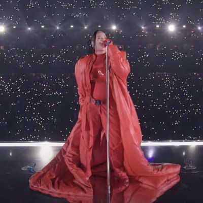 Рианна выступила беременной на Супербоуле