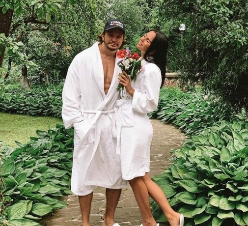 Антон Гусев проводит время с эффектной блондинкой после разрыва с Викторией Романец