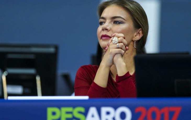 Алина Кабаева открыла фестиваль своего имени в кокетливом платье из шелка за полторы тысячи долларов Алина Кабаева открыла фестиваль своего имени в кокетливом платье из шелка за полторы тысячи долларов