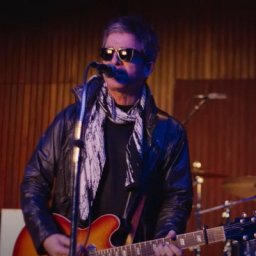 Ноэль Гэллахер отправился в Манчестер в клипе &laquo;Council Skies&raquo;