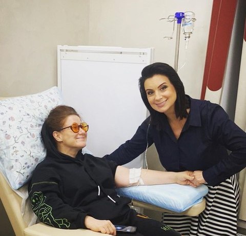 &laquo;Как бабушка, еле узнала&raquo;: Юлия Куварзина напугала поклонников фото с капельницей