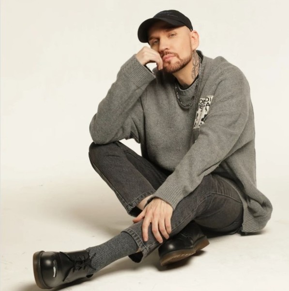 Девушку выгнали из дома за тату с именем Звонкого на лице. Певец снимает ей квартиру