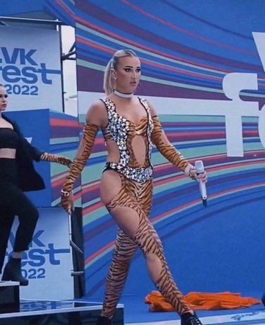 &laquo;Как колбаса-вязанка&raquo;: публика высмеяла выход Ольги Бузовой в костюме тигрицы с открытой попой