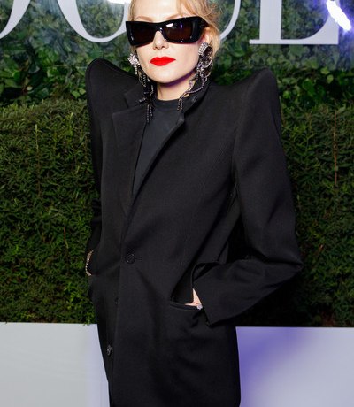 Литвинова заинтриговала свадебным платьем, а Лерчик посетила дворец султана Сулеймана. Соцсети звезд