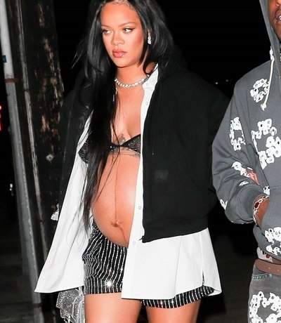 Недавно родившая Рианна в образе бабушки поддержала жениха на концерте