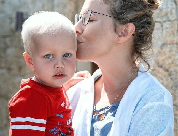 Почему Виктория Романец не хочет рожать, а Ксения Собчак стала мамой в 35? Отвечает психолог