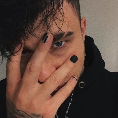 Егор Крид не сможет поздравить девушек концертом