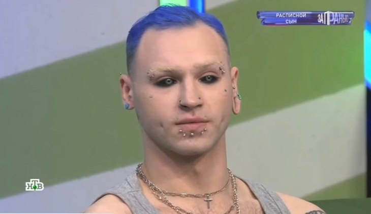 Татуированные глаза и язык, как у змеи, есть. Теперь фрик из Санкт-Петербурга хочет нарастить рога