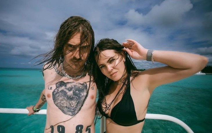 Терраса с видом на Голливуд: Клава Кока навестила покинувших Россию солистов Little Big