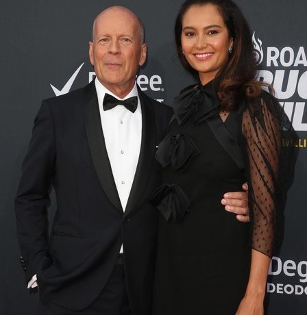 Молодая жена Брюса Уиллиса наняла помощника для страдающего деменцией актера