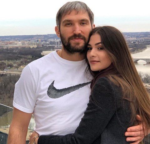 Вот это романтика! Нежное признание Овечкина жене перед многотысячной публикой &ndash; видео