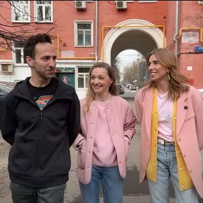 Илья Любимов и Екатерина Вилкова устроили Светлане Бондарчук экскурсию по Ленинскому проспекту