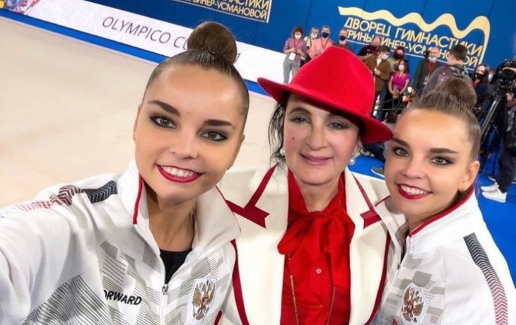 С чалмой и в леопардовом платье: Ирина Винер эффектно появилась на вечеринке сестер Авериных