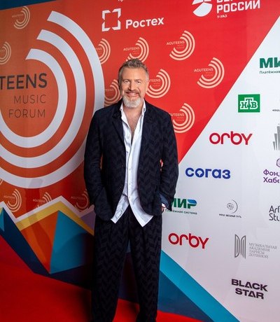 Леонид Агутин и Элина Чага, которым приписывали роман, встретились на музыкальном форуме в Сочи