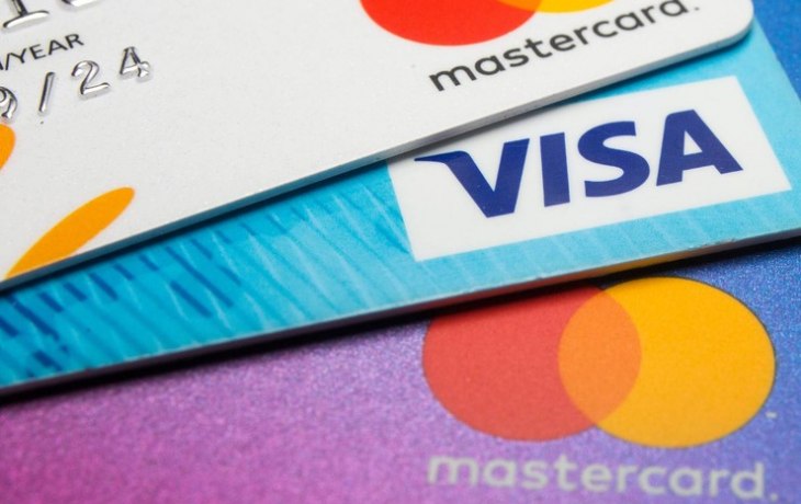 Visa и Mastercard прекращают работу в России. Что будет с нашими банковскими карточками?
