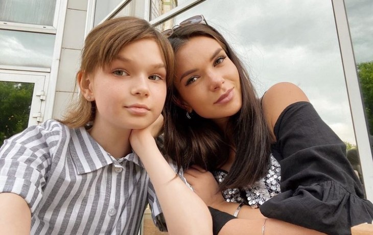 А девочка созрела: 14-летняя дочь Кати Жужи позирует в маленьком черном платье