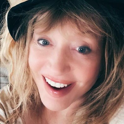 Алла Пугачева ответила в рифму на послания на фасаде телецентра
