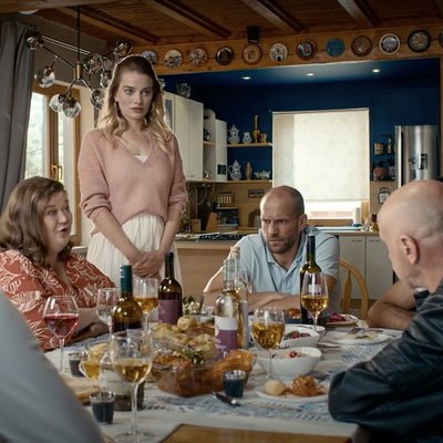 Джейсон Стэйтем празднует юбилей в России в дипфейк-сериале &laquo;ПМЖейсон&raquo;