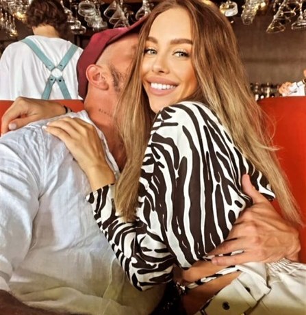 Надутые губы, изящный нос: новая девушка Антона Гусева подозрительно похожа на Викторию Романец