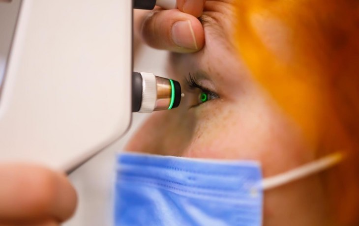 34-летняя мать двоих детей живет с пулей в глазу после нападения неадекватного соседа