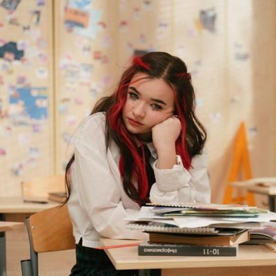 Алена Швец не хочет взрослеть в клипе &laquo;Вечно 17&raquo;