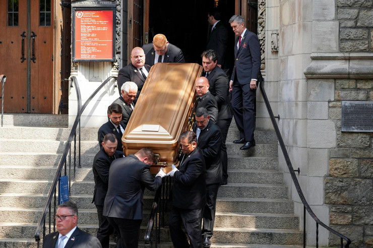 Новости: Дональд Трамп похоронил бывшую жену на своем поле для гольфа, чтобы не платить за него налоги – фото №4