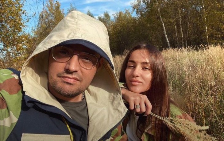 Точно родила неделю назад? Жена Гуфа хвастает плоским животом в коротком топе