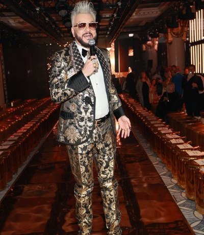 Бузова без трусиков, рыжая Навка, исхудавший Пресняков. Образы звезд на юбилее Киркорова