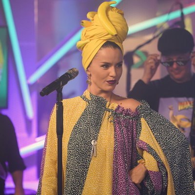 Zivert представила &laquo;Wake Up!&raquo; в тюрбане с бананами