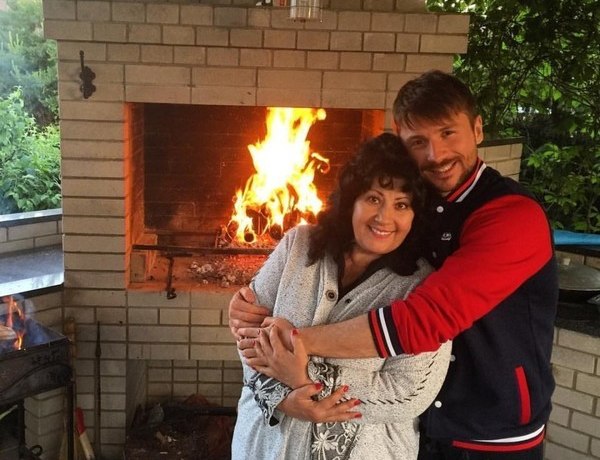 Мама Сергея Лазарева расплакалась, вспоминая умершего сына