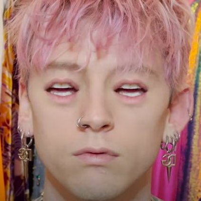 Machine Gun Kelly снял клип в своей гостиной (Видео)