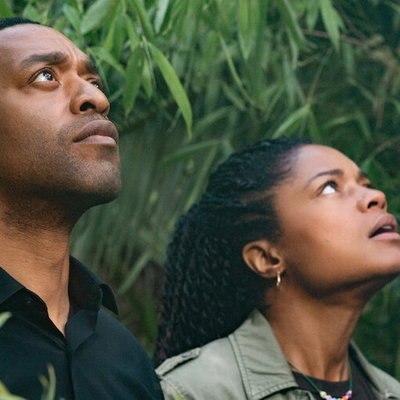 Чиветель Эджиофор прилетает с другой планеты в трейлере сериала &laquo;Человек, который упал на Землю&raquo; (Ви