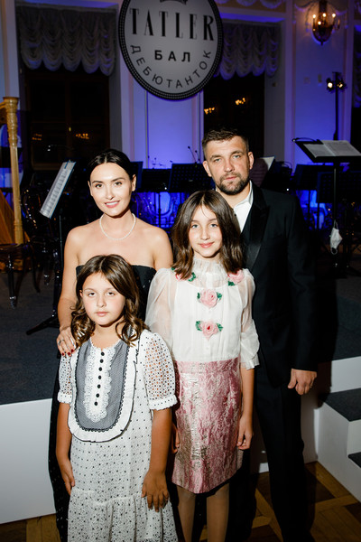 Старшая дочка уже пела со звездным папой «Сансару» на концерте