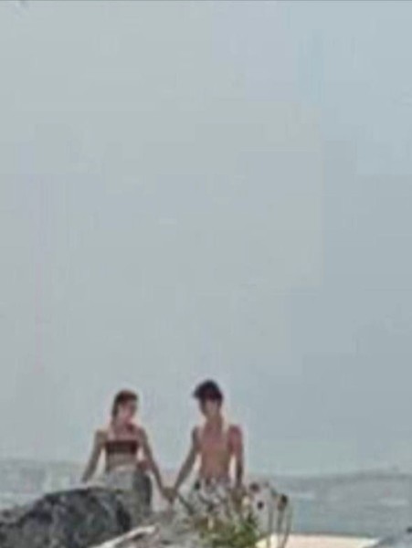 Очевидцы засняли прогулку молодых людей