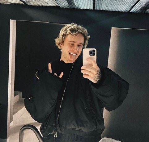 &laquo;Она меня везде находит&raquo;: Егор Крид стал жертвой влюбленной фанатки