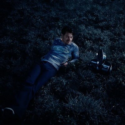 Гарри Стайлз рассказал историю разумного робота-пылесоса в клипе &laquo;Satellite&raquo;