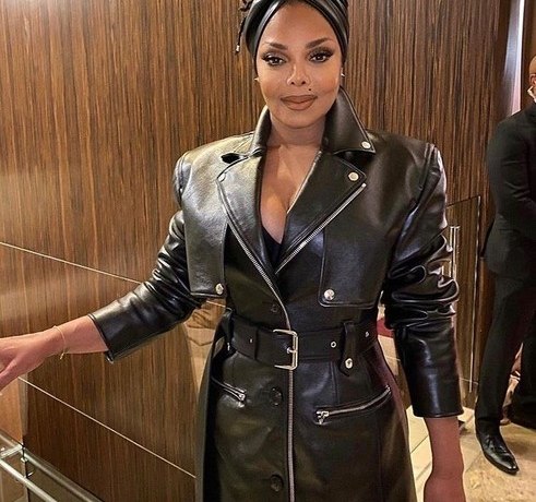 Пугающе тонкий нос, черный парик и белое лицо: Джанет Джексон напугала сходством с покойным братом