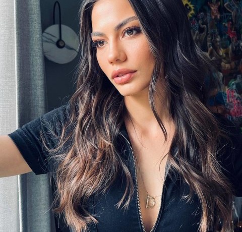 В мини-платье и с бывшим в обнимку. Соперница Ханде Эрчел Демет Оздемир отпраздновала день рождения