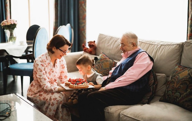 Брухунова и Петросян редко показывают сына в соцсетях
