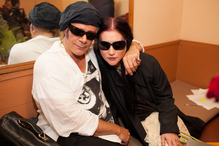 Сперва певица говорила, что разошлась с мужем из-за невозможности ассимилироваться в Греции