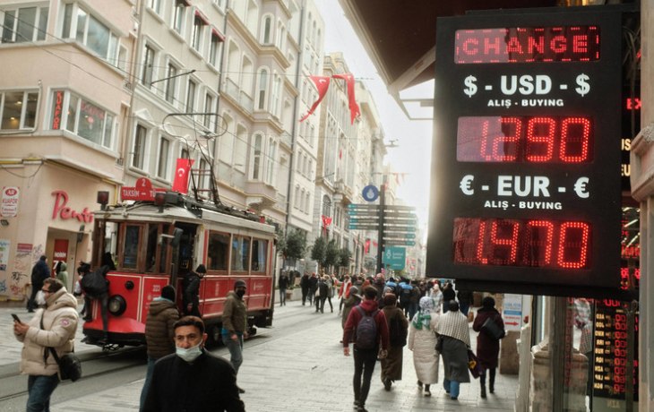 Рубль упал, а Запад наложил санкции на российские банки. Что будет с зарплатами и вкладами?