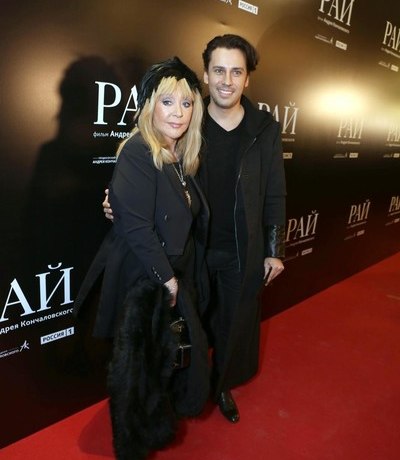 Сменила мини на любимый балахон. Пугачева и близнецы проводят последние дни с Галкиным перед мировым