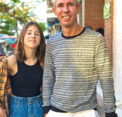 14-летняя дочь Алексея Панина работает в небольшом испанском кафе &mdash; видео