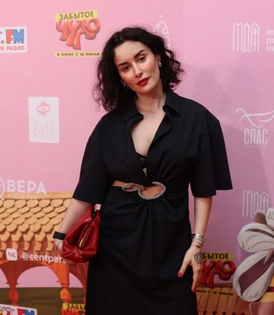 Тина Канделаки позирует со священниками в платье с декольте на премьере мультфильма