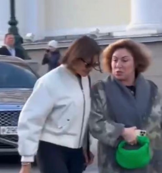 Симона Яковлевна мило беседует с новой пассией сына