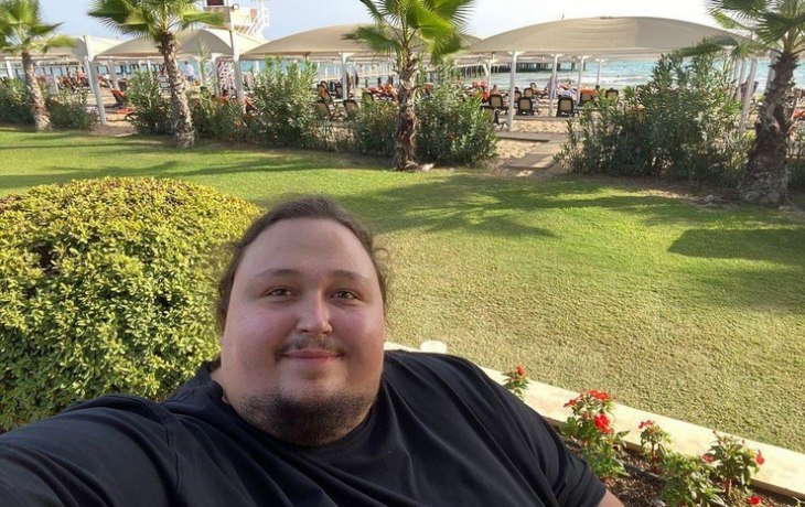 270-килограммовый сын Никаса Сафронова приковал себя наручниками ко входу в McDonald's